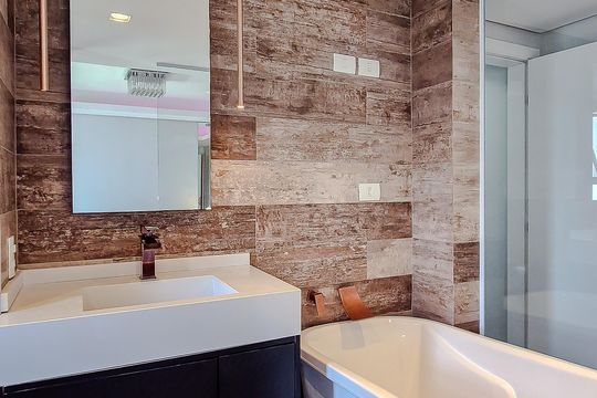 Compra este apartamento com 3 quartos, piscina no condomínio e jardim. — Banheiro da Suíte