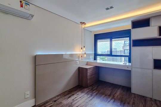 Compra este apartamento com 3 quartos, piscina no condomínio e jardim. — Quarto 4