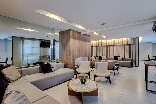 Compra este apartamento com 3 quartos, piscina no condomínio e jardim. — Área comum