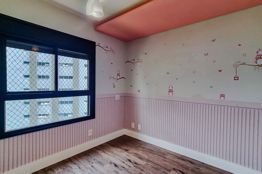 Compra este apartamento com 3 quartos, piscina no condomínio e jardim. — Quarto 2 - Suíte