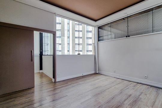 Compra este apartamento com 3 quartos, piscina no condomínio e jardim. — Sala (Piso Superior)