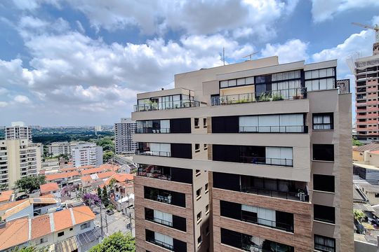 Compra este apartamento com 3 quartos, piscina no condomínio e jardim. — Vista da Varanda