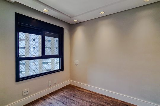 Compra este apartamento com 3 quartos, piscina no condomínio e jardim. — Quarto 3