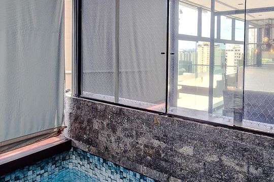 Compra este apartamento com 3 quartos, piscina no condomínio e jardim. — Piso Superior