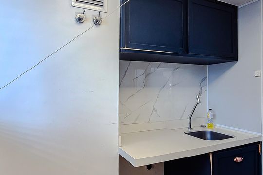 Compra este apartamento com 3 quartos, piscina no condomínio e jardim. — Área de Serviço