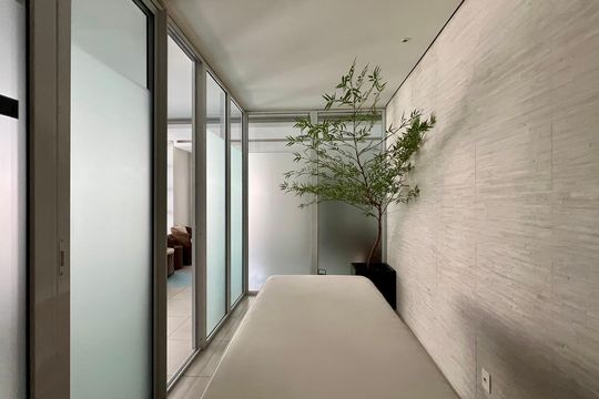 Compra apartamento em Pinheiros: 2 suítes, varanda gourmet, academia e piscina no condomínio. — Área comum