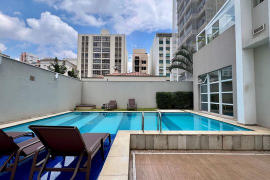 Compra apartamento em Pinheiros: 2 suítes, varanda gourmet, academia e piscina no condomínio. — Área comum