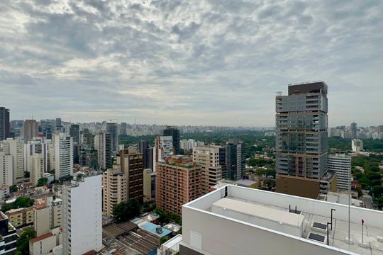 Compra apartamento em Pinheiros: 2 suítes, varanda gourmet, academia e piscina no condomínio. — Vista da Varanda da Sala