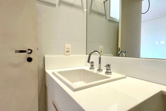 Compra apartamento em Pinheiros: 2 suítes, varanda gourmet, academia e piscina no condomínio. — Banheiro da Suíte 2