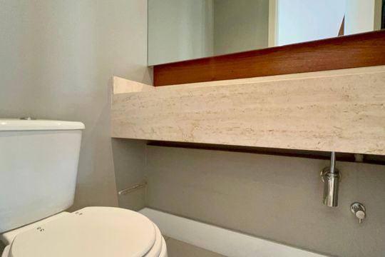Compra apartamento em Pinheiros: 2 suítes, varanda gourmet, academia e piscina no condomínio. — Lavabo