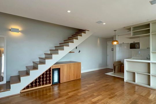 Compra apartamento em Pinheiros: 2 suítes, varanda gourmet, academia e piscina no condomínio. — Sala