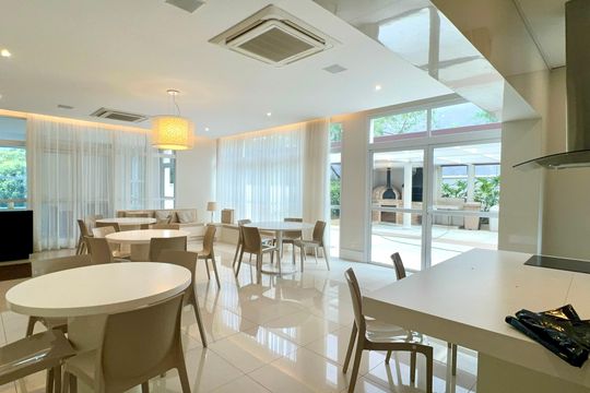 Compra apartamento em Pinheiros: 2 suítes, varanda gourmet, academia e piscina no condomínio. — Área comum