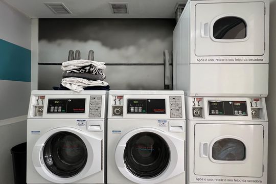 Compra apartamento em Pinheiros: 2 suítes, varanda gourmet, academia e piscina no condomínio. — Área comum