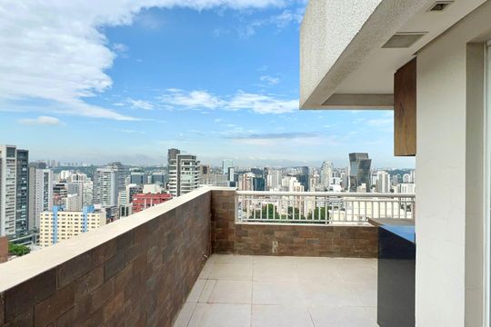 Compra apartamento em Pinheiros: 2 suítes, varanda gourmet, academia e piscina no condomínio. — Varanda da Sala