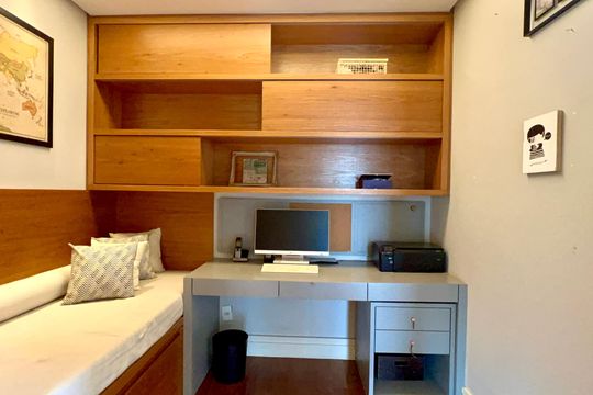 Compra apartamento em Pinheiros: 2 suítes, varanda gourmet, academia e piscina no condomínio. — Escritório