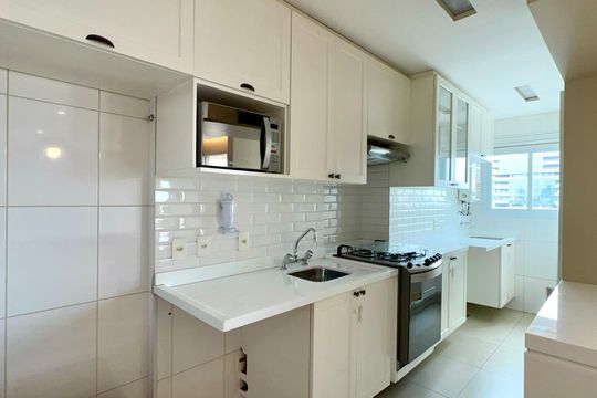Compra apartamento em Pinheiros: 2 suítes, varanda gourmet, academia e piscina no condomínio. — Cozinha