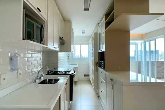Compra apartamento em Pinheiros: 2 suítes, varanda gourmet, academia e piscina no condomínio. — Cozinha