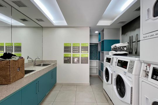 Compra apartamento em Pinheiros: 2 suítes, varanda gourmet, academia e piscina no condomínio. — Área comum