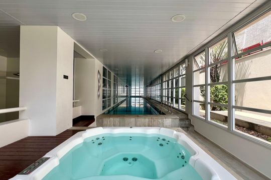 Compra apartamento em Pinheiros: 2 suítes, varanda gourmet, academia e piscina no condomínio. — Hidromassagem