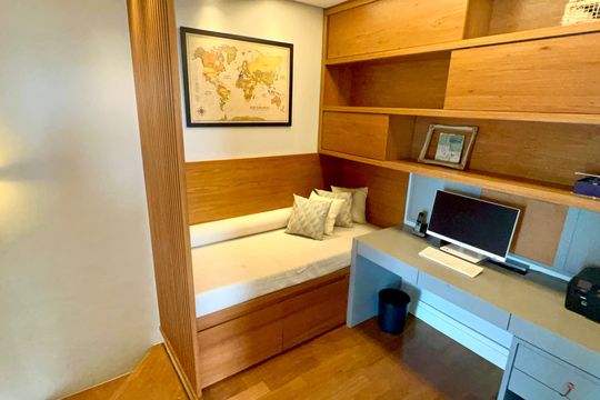 Compra apartamento em Pinheiros: 2 suítes, varanda gourmet, academia e piscina no condomínio. — Escritório