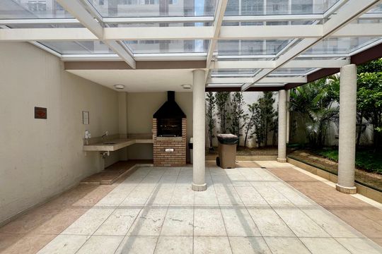 Compra apartamento em Pinheiros: 2 suítes, varanda gourmet, academia e piscina no condomínio. — Área comum - Churrasqueira
