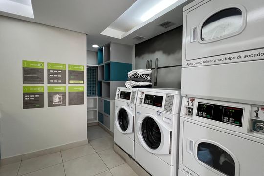 Compra apartamento em Pinheiros: 2 suítes, varanda gourmet, academia e piscina no condomínio. — Área comum