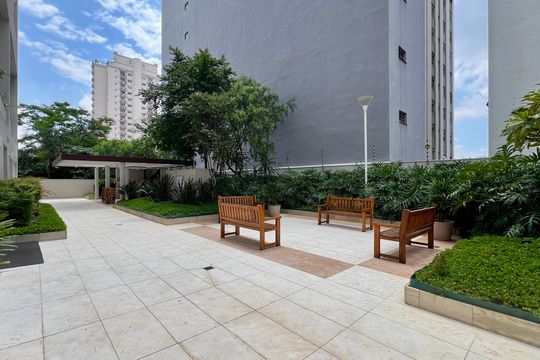 Compra apartamento em Pinheiros: 2 suítes, varanda gourmet, academia e piscina no condomínio. — Área comum