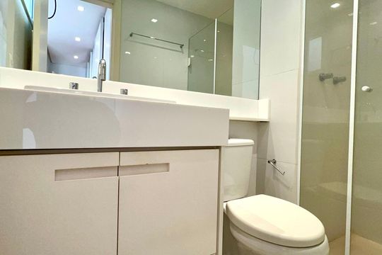 Compra apartamento em Pinheiros: 2 suítes, varanda gourmet, academia e piscina no condomínio. — Banheiro da Suíte 2