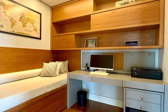 Compra apartamento em Pinheiros: 2 suítes, varanda gourmet, academia e piscina no condomínio. — Escritório