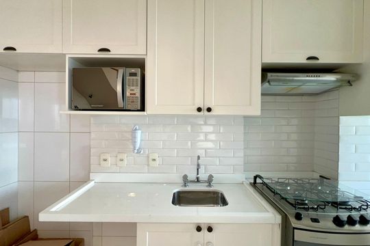 Compra apartamento em Pinheiros: 2 suítes, varanda gourmet, academia e piscina no condomínio. — Cozinha