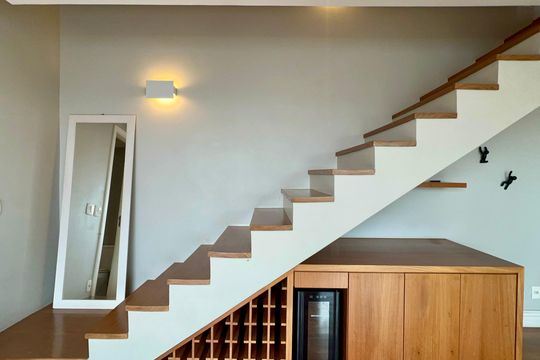 Compra apartamento em Pinheiros: 2 suítes, varanda gourmet, academia e piscina no condomínio. — Escada