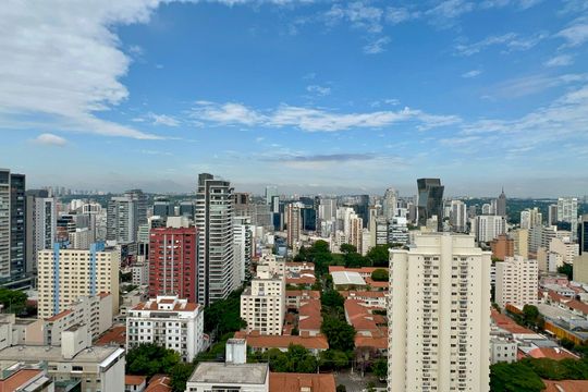 Compra apartamento em Pinheiros: 2 suítes, varanda gourmet, academia e piscina no condomínio. — Vista da Varanda da Sala