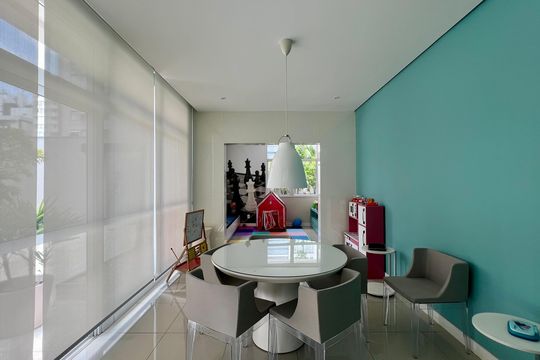 Compra apartamento em Pinheiros: 2 suítes, varanda gourmet, academia e piscina no condomínio. — Área comum