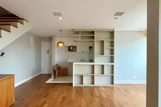 Compra apartamento em Pinheiros: 2 suítes, varanda gourmet, academia e piscina no condomínio. — Sala