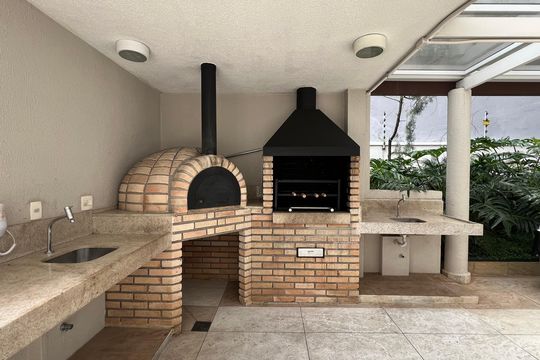 Compra apartamento em Pinheiros: 2 suítes, varanda gourmet, academia e piscina no condomínio. — Área comum