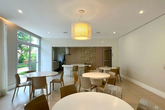 Compra apartamento em Pinheiros: 2 suítes, varanda gourmet, academia e piscina no condomínio. — Área comum