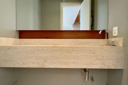 Compra apartamento em Pinheiros: 2 suítes, varanda gourmet, academia e piscina no condomínio. — Lavabo