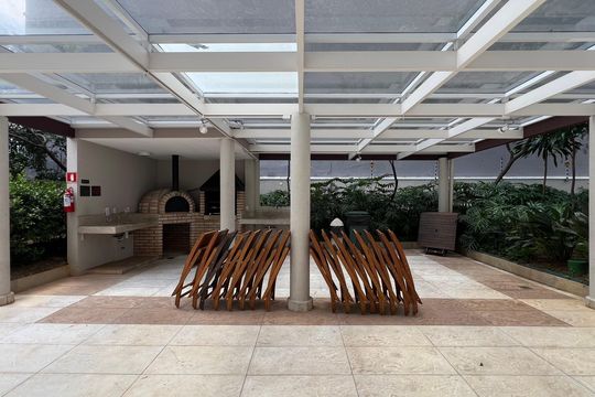 Compra apartamento em Pinheiros: 2 suítes, varanda gourmet, academia e piscina no condomínio. — Área comum - Churrasqueira