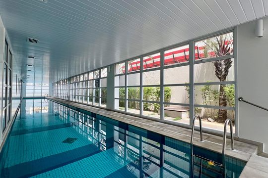Compra apartamento em Pinheiros: 2 suítes, varanda gourmet, academia e piscina no condomínio. — Piscina Coberta