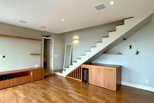 Compra apartamento em Pinheiros: 2 suítes, varanda gourmet, academia e piscina no condomínio. — Sala