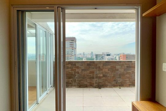 Compra apartamento em Pinheiros: 2 suítes, varanda gourmet, academia e piscina no condomínio. — Varanda da Sala