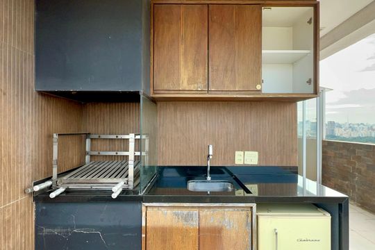 Compra apartamento em Pinheiros: 2 suítes, varanda gourmet, academia e piscina no condomínio. — Varanda da Sala