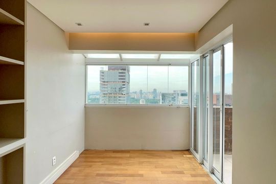 Compra apartamento em Pinheiros: 2 suítes, varanda gourmet, academia e piscina no condomínio. — Sala