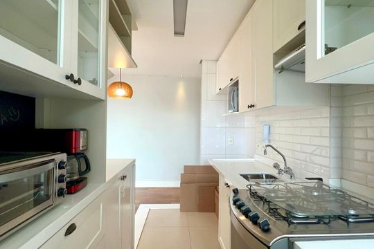 Compra apartamento em Pinheiros: 2 suítes, varanda gourmet, academia e piscina no condomínio. — Cozinha