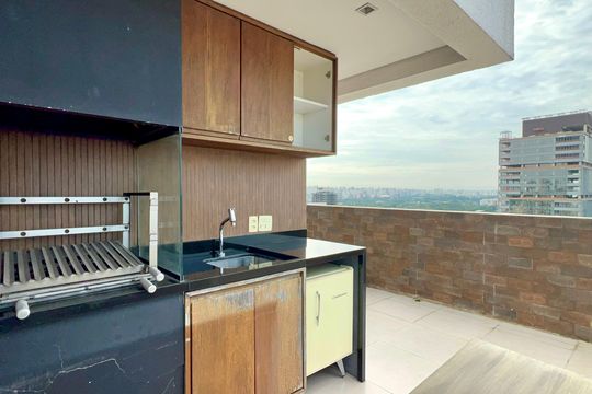 Compra apartamento em Pinheiros: 2 suítes, varanda gourmet, academia e piscina no condomínio. — Varanda da Sala
