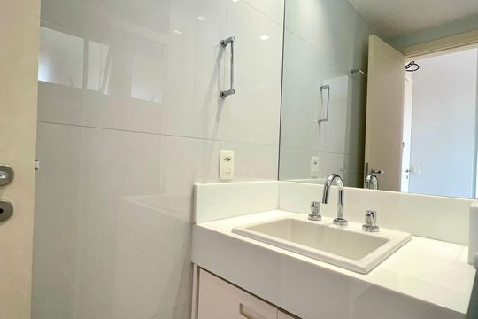 Compra apartamento em Pinheiros: 2 suítes, varanda gourmet, academia e piscina no condomínio. — Banheiro da Suíte 1