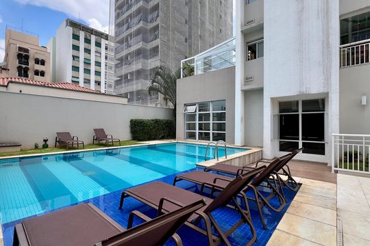 Compra apartamento em Pinheiros: 2 suítes, varanda gourmet, academia e piscina no condomínio. — Área comum