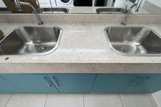 Compra apartamento em Pinheiros: 2 suítes, varanda gourmet, academia e piscina no condomínio. — Área comum