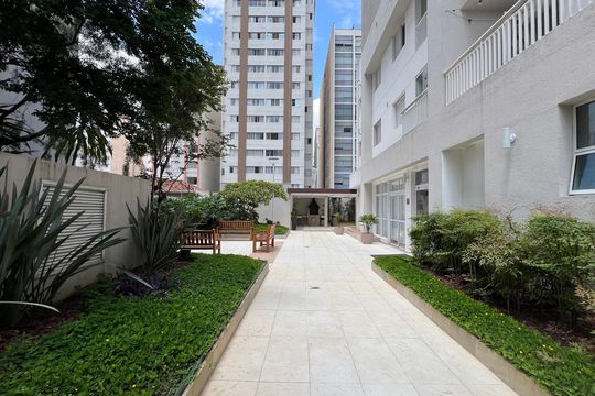Compra apartamento em Pinheiros: 2 suítes, varanda gourmet, academia e piscina no condomínio. — Área comum