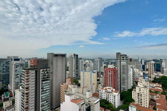 Compra apartamento em Pinheiros: 2 suítes, varanda gourmet, academia e piscina no condomínio. — Vista da Varanda da Sala